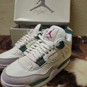 Jordan 4’s retro metallic green size 9.5 mens us